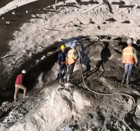 新邱隧道拱顶带模注浆料，微膨胀注浆料的特点及施工工艺